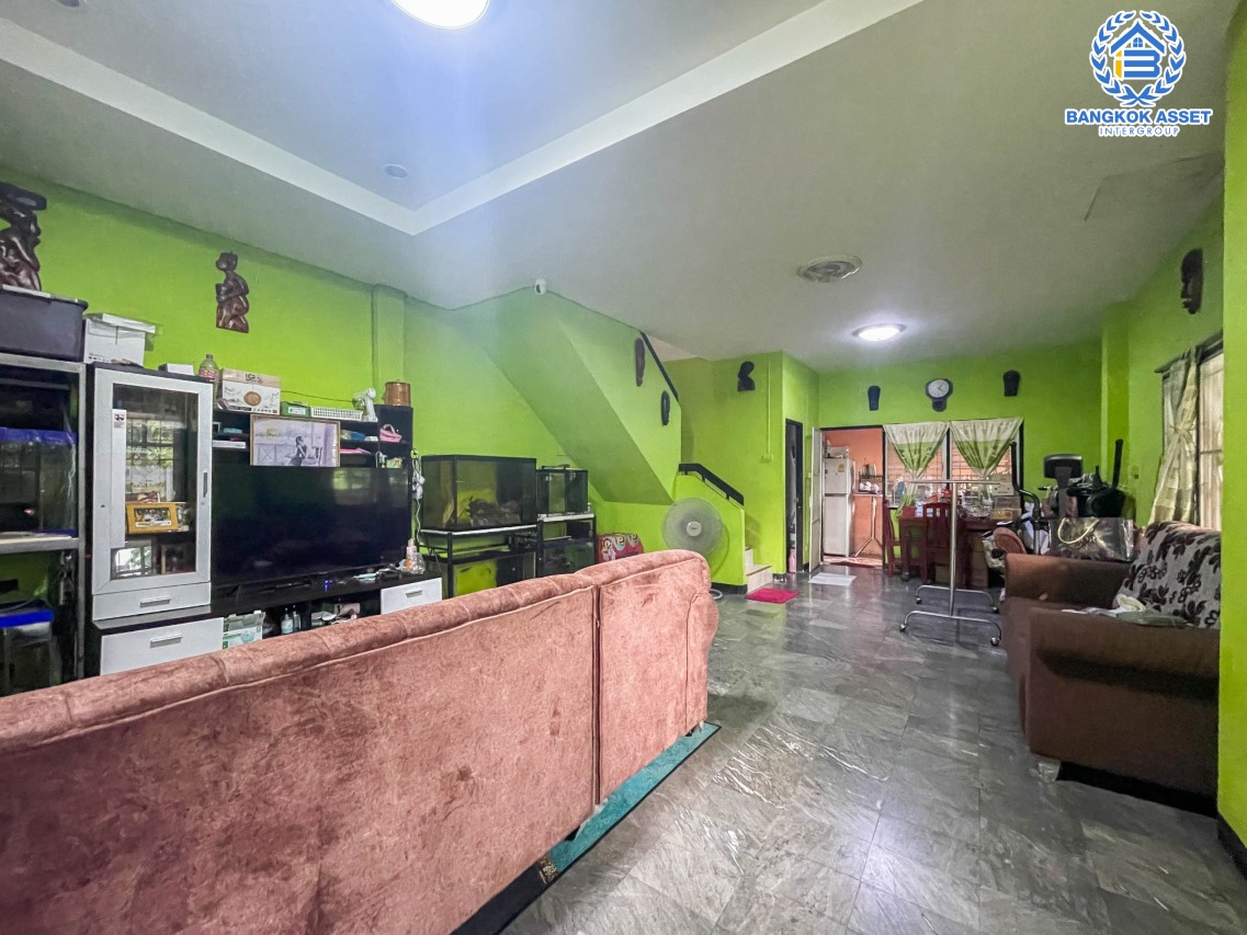 *****ทาวน์เฮ้าส์มือสอง นนทบุรี ม.ร่มโพธิ์ รัตนาธิเบศร์ หลังมุม! เนื้อที่กว้าง 23.90 ตร.ว. ภายในสภาพดี พร้อมเข้าอยู่ โครงการเงียบสงบมีความเป็นส่วนตัว ฟังก์ชัน 2 ห้องนอน 2 ห้องน้ำ จอดรถได้ 1 คัน บ้านพร้อมอยู่ ตั้งบนทำเลเดินทางสะดวก เชื่อมต่อถนนกาญจนาภิเษก, ถนนรัตนาธิเบศร์ ใกล้รถไฟฟ้าสายสีม่วง "สถานีบางพลู" และจุดขึ้นทางด่วน "กาญจนาภิเษก"